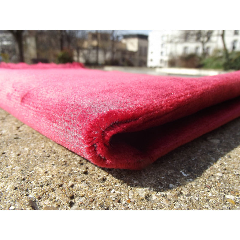 Tapis de prière en velours luxe couleur unie rouge pastel, Sana Edition, surface douce et élégante pour la prière.