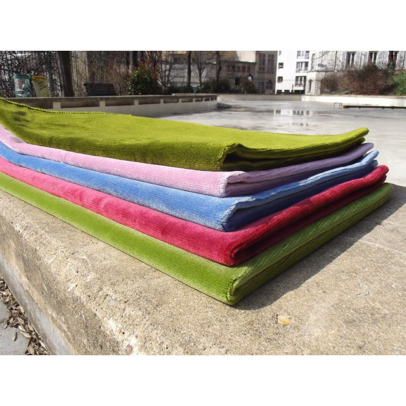 Tapis de prière en velours luxe vert de Sana Edition, couleur unie, avec texture douce et élégante.