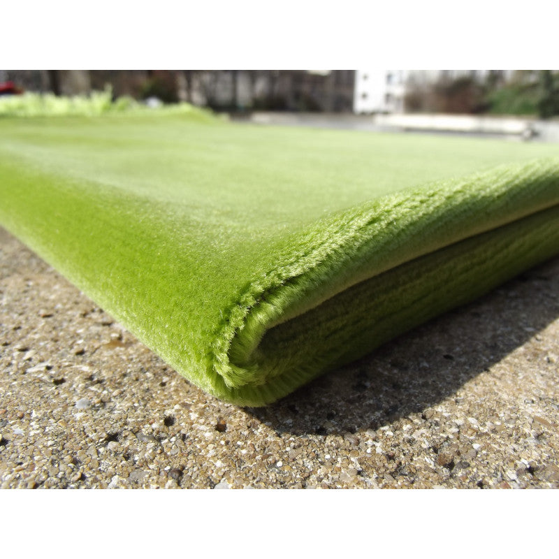 Tapis de prière en velours luxe couleur unie vert pastel de Sana Edition, vue en plan avec texture douce et élégante.