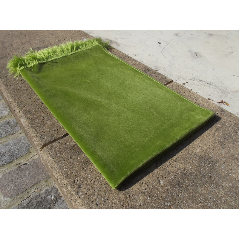 Tapis de prière en velours luxe Vert Pastel de Sana Edition, couleur unie, doux et élégant pour la pratique religieuse.