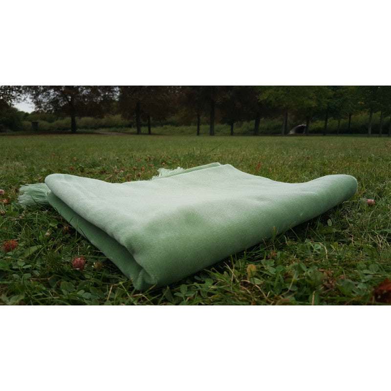 Tapis de prière en velours luxe couleur vert sauge de Sana Edition, tissu doux et uni pour la prière.
