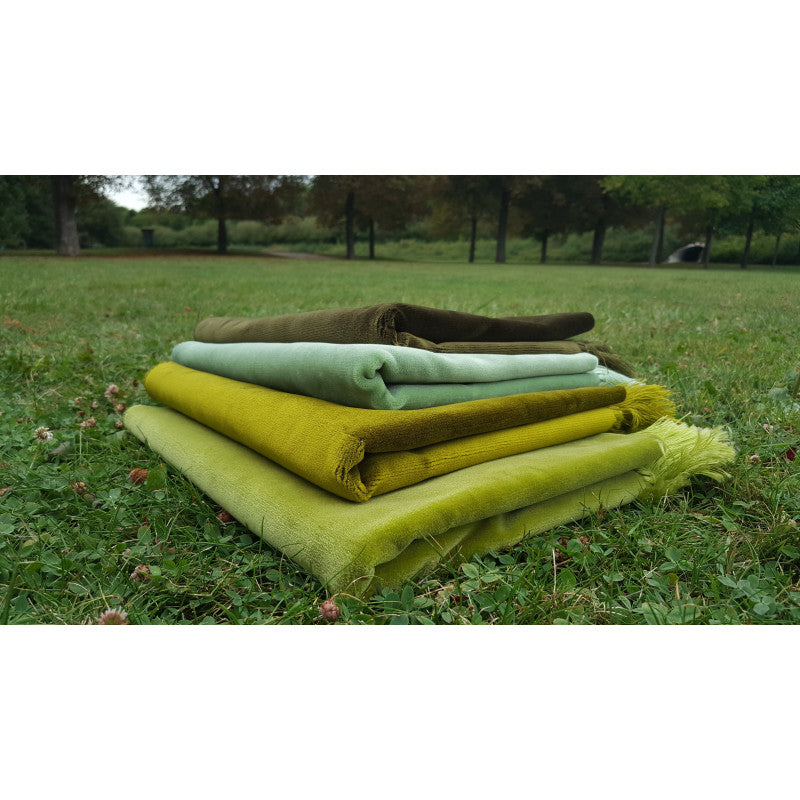 Tapis de prière en velours luxe vert sauge, Sana Edition, couleur unie, doux et élégant pour la pratique religieuse.