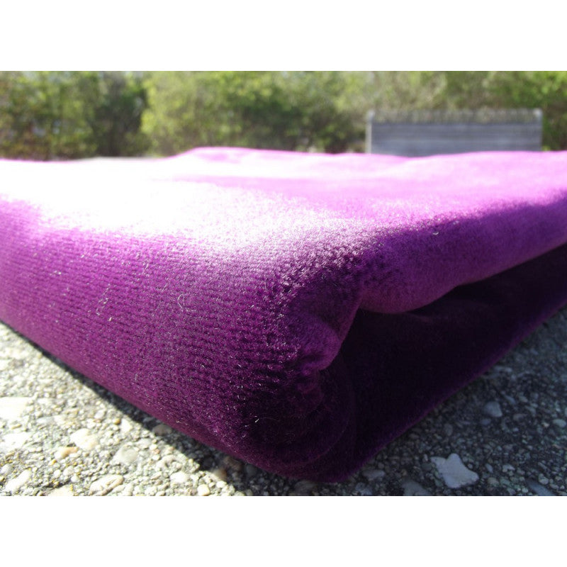 Tapis de prière en velours luxe couleur violette foncée, Sana Edition, surface douce et élégante pour la prière.