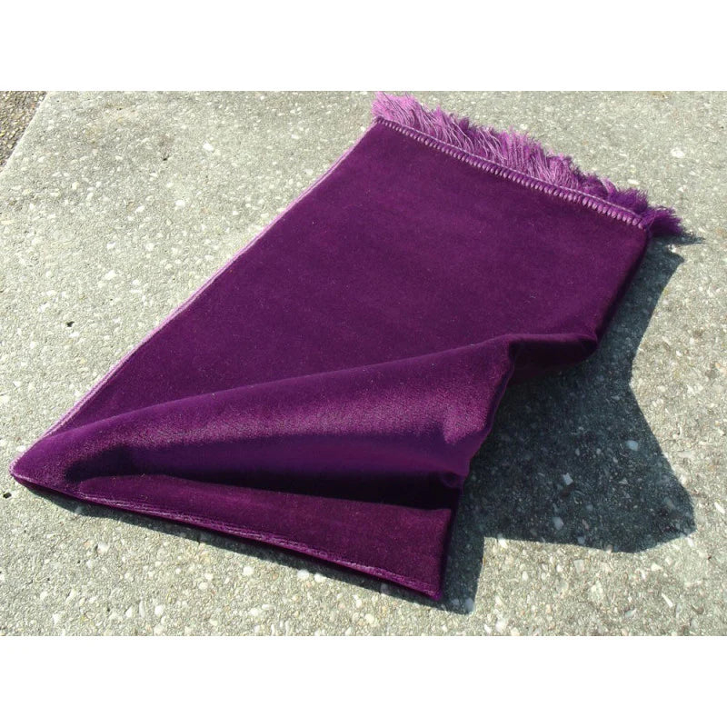 Tapis de prière en velours violet foncé personnalisé, de luxe, avec surface douce et design simple, destiné à la prière.