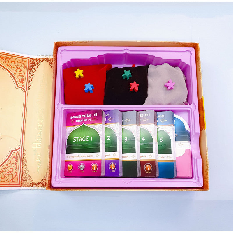 Jeu de société éducatif Hassanates Village par SanaKids, pour enfants et adultes, avec plateau coloré et pièces de jeu.