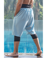 Short de bain homme WASSAT Akwatik en bleu avec détails noirs, idéal pour la plage ou la piscine.