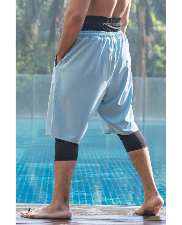 Short de bain homme WASSAT Akwatik en bleu avec détails noirs, idéal pour la plage ou la piscine.