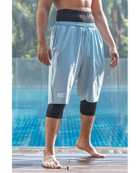 Short de bain homme WASSAT Akwatik en bleu avec détails noirs, tissu léger et confortable pour la plage ou la piscine.