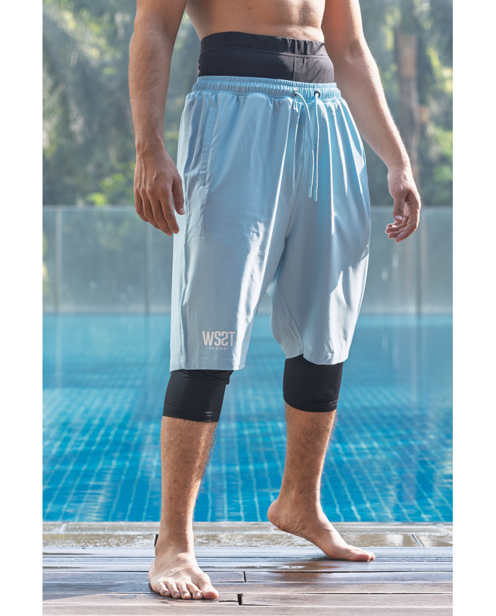 Short de bain homme WASSAT Akwatik en bleu avec détails noirs, tissu léger et confortable pour la plage ou la piscine.