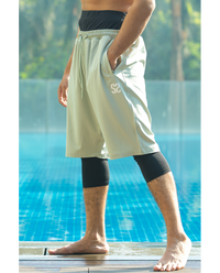 Short de bain pour homme WASSAT Akwatik en vert, léger et confortable, adapté pour la plage ou la piscine.