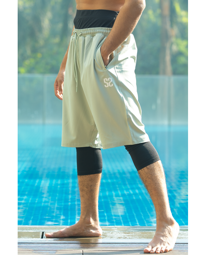 Short de bain pour homme WASSAT Akwatik en vert, léger et confortable, adapté pour la plage ou la piscine.