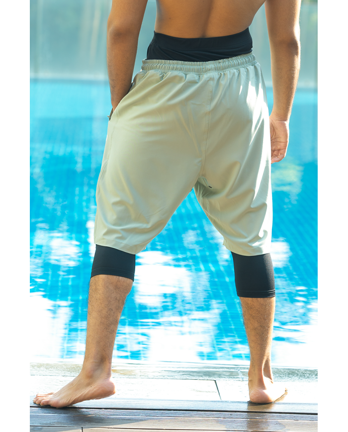 Short de bain pour homme WASSAT Akwatik, modèle vert, en tissu léger et confortable, idéal pour la plage ou la piscine.