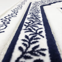 Tapis de prière en microfibre bleu de Sana Edition, confort orthopédique, très grande épaisseur pour un soutien optimal.