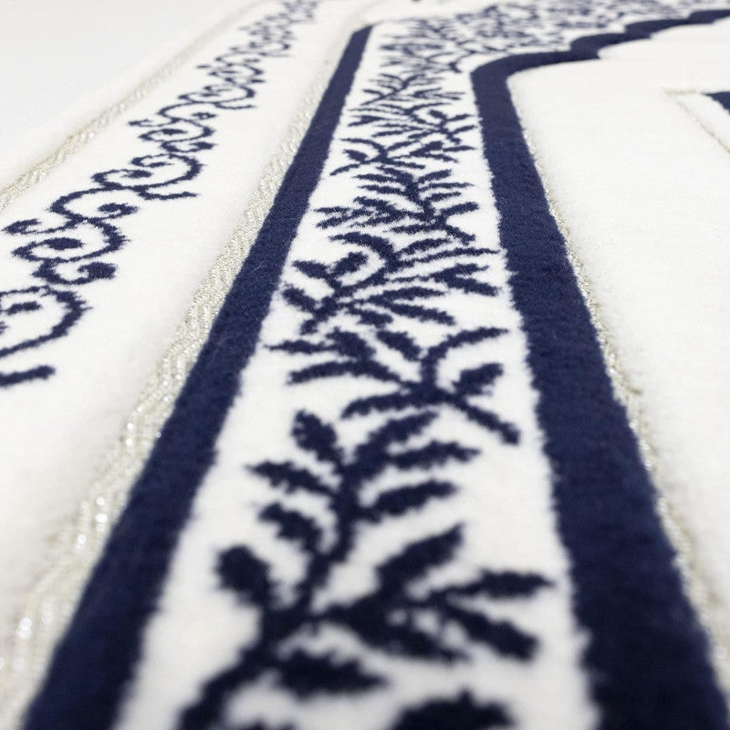 Tapis de prière en microfibre bleu de Sana Edition, confort orthopédique, très grande épaisseur pour un soutien optimal.