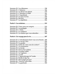 Livre "Vivre Avec Le Qur'an" par Muslim City, ouvert, montrant des pages avec des versets du Coran et des commentaires.